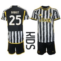 Dětský fotbalový dres Juventus Adrien Rabiot #25 2023-24 Domácí Krátký Rukáv (+ trenýrky)